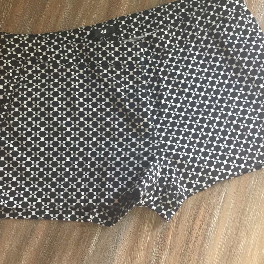 H & M Black and white shorts
